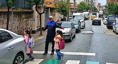 Giresun'da zabıta ekipleri öğrencilerin güvenli ulaşımına destek oluyor