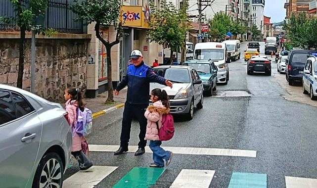 Giresun'da zabıta ekipleri öğrencilerin güvenli ulaşımına destek oluyor