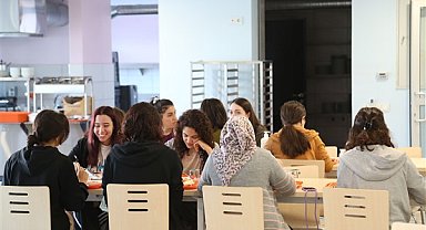 İBB’den öğrencilere eğitim, kıyafet ve ulaşım desteği