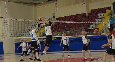  Isparta Belediyesi Voleybol Takımı 2-0 galip geldi