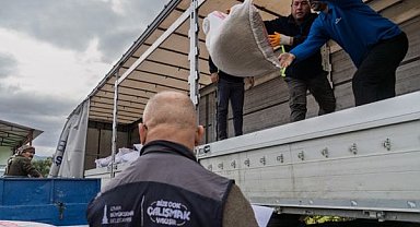 İzmir Büyükşehir Belediyesi, yangından etkilenen 47 üreticiye yem desteği sağlıyor