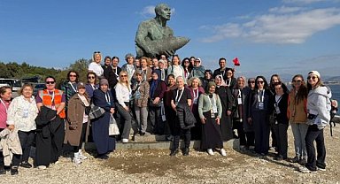 İzmir’de 250 genç Cumhuriyet için yürüdü, 200 kadın Çanakkale’yi gezdi