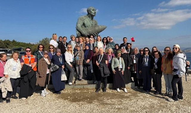 İzmir’de 250 genç Cumhuriyet için yürüdü, 200 kadın Çanakkale’yi gezdi