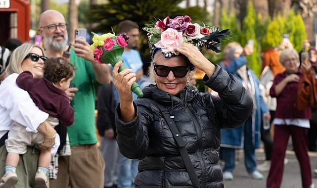 İzmir’de çiçek ve bal festivali başladı