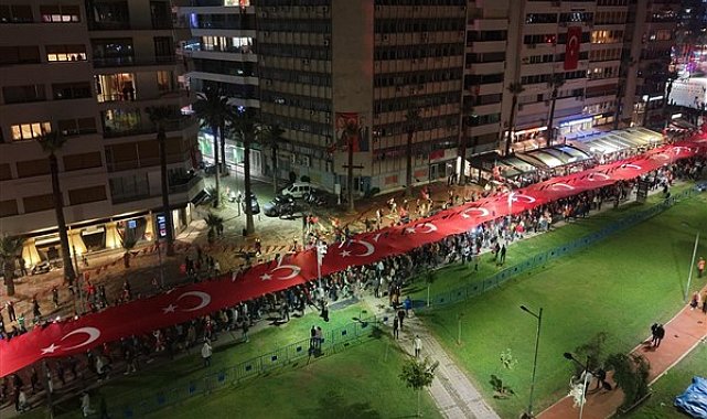İzmir’de Cumhuriyet Bayramı bin dronla kutlandı