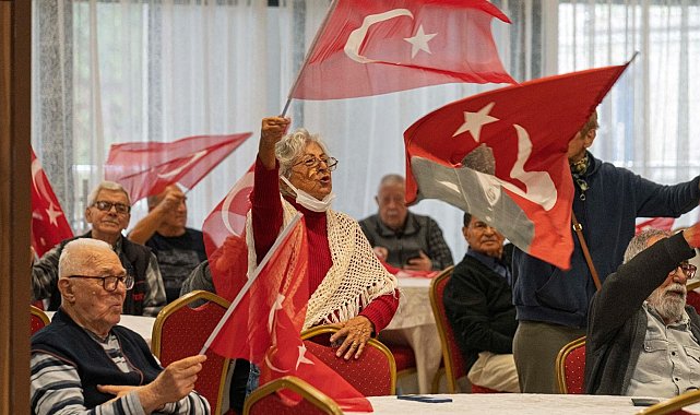 İzmir’de huzurevi sakinlerinden Cumhuriyet Balosu