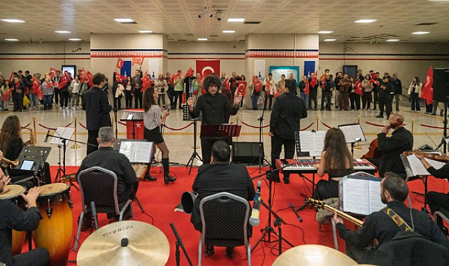 İzmir Metrosu'nda Cumhuriyet Bayramı konseri