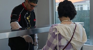 İzmit Belediyesinin Anne Eli Projesi öğrencilere ücretsiz yemek sunuyor