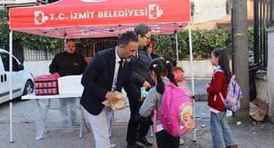 İzmit Belediyesinin Beslenme Saati Projesi üç okulda devam etti