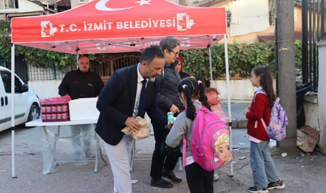İzmit Belediyesinin Beslenme Saati Projesi üç okulda devam etti