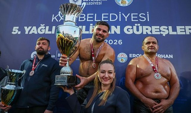Kaş Yağlı Güreşleri’nin başpehlivanı Erkan Taş oldu