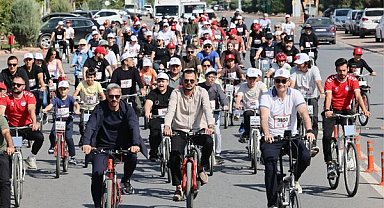 Kayseri’de doktorlar sağlıklı yaşam için pedal çevirdi