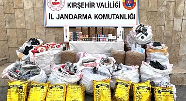 Kırşehir'de bir araçta 2,8 milyon liralık kaçak eşya ele geçirildi