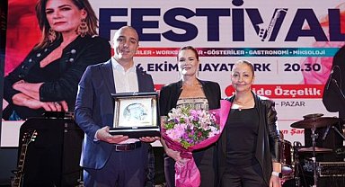 Konyaaltı Caz Festivali’nde ilk gün Birsen Tezer sahne aldı