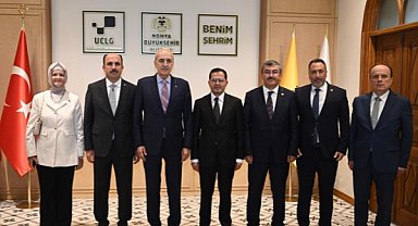 Kurtulmuş’a “40 Çizgi 40 Öykü” kitabı takdim edildi