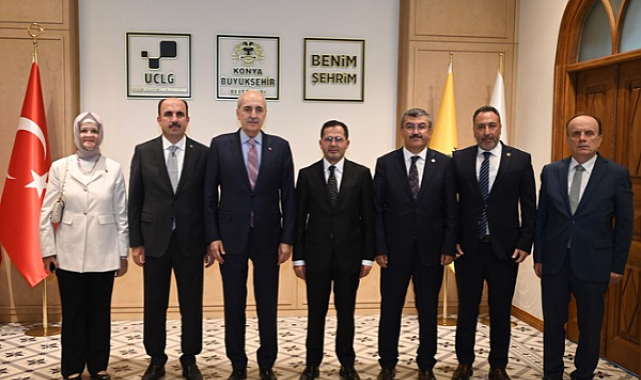 Kurtulmuş’a “40 Çizgi 40 Öykü” kitabı takdim edildi