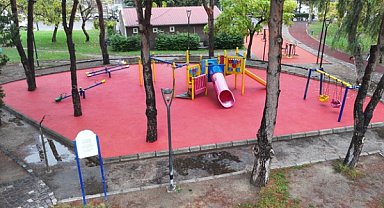 Manisa’da 44 çocuk oyun alanı ve 24 spor alanının zemini yenilendi