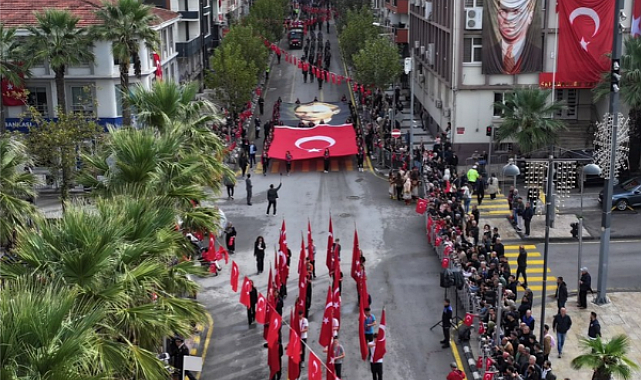 Manisa'da Cumhuriyet Bayramı geçit töreniyle kutlandı