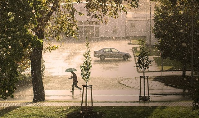 Meteoroloji 6 bölgede kuvvetli yağış, fırtına ve toz taşınımına karşı uyardı