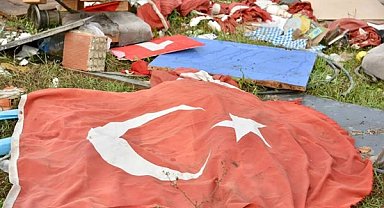 Mustafakemalpaşa’da çöp ve molozların arasında Türk bayrakları bulundu