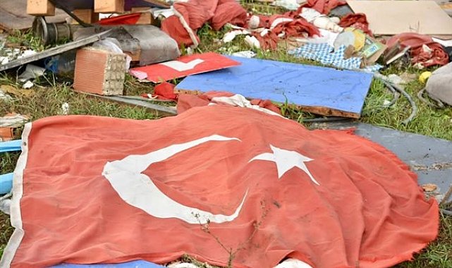 Mustafakemalpaşa’da çöp ve molozların arasında Türk bayrakları bulundu