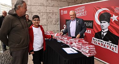 Nilüfer'de 29 Ekim öncesi ücretsiz Atatürk posteri dağıtımı