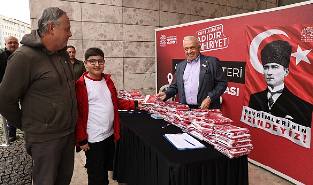 Nilüfer'de 29 Ekim öncesi ücretsiz Atatürk posteri dağıtımı
