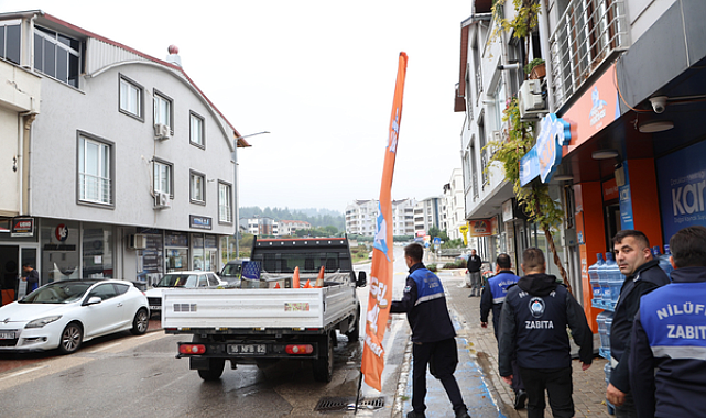 Nilüfer’de kaldırım ve yolları işgal eden tabelalar toplandı