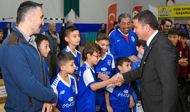 Osmangazi Belediyesi, 69 amatör futbol kulübüne malzeme desteği sağladı