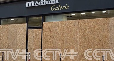 Paris’te esnaf, protestolar öncesi iş yerlerini korumaya aldı