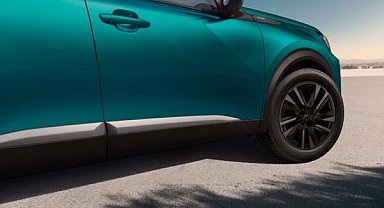 PEUGEOT 2008 yeni İyonya Mavi gövde rengi ile karakterini güçlendiriyor