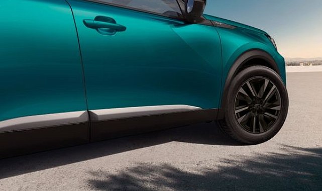 PEUGEOT 2008 yeni İyonya Mavi gövde rengi ile karakterini güçlendiriyor