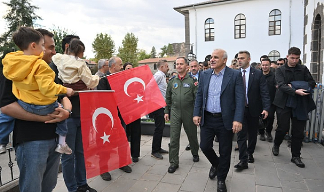 SOLOTÜRK Diyarbakır semalarında gösteri uçuşu gerçekleştirdi