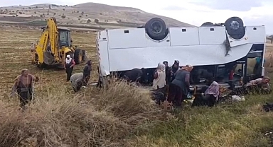 Şuhut’ta Tarım İşçilerini Taşıyan Midibüs Şarampole Yuvarlandı: 1 Ölü, 27 Yaralı