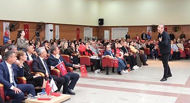 Sunay Akın, “Cumhuriyete Giden Yol” Gösterisiyle İzmitlilerle buluştu