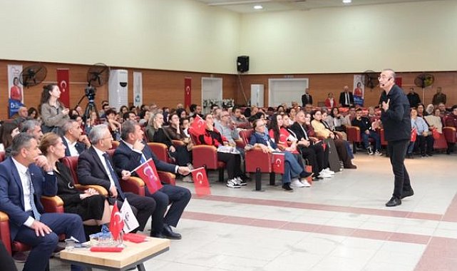 Sunay Akın, “Cumhuriyete Giden Yol” Gösterisiyle İzmitlilerle buluştu