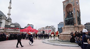 Taksim'de Cumhuriyet coşkusu çelenk sunma töreniyle kutlandı