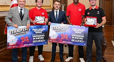 TEKNOFEST’te dereceye giren Kocaeli Üniversitesi takımları Vali Aktaş’ı ziyaret etti