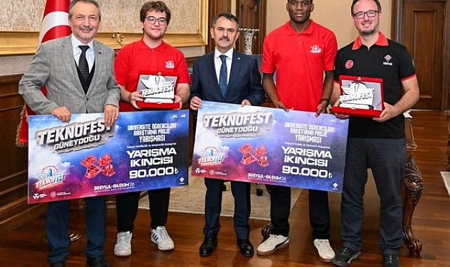 TEKNOFEST’te dereceye giren Kocaeli Üniversitesi takımları Vali Aktaş’ı ziyaret etti