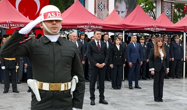 Tunceli’de 29 Ekim Cumhuriyet Bayramı için çelenk sunma töreni düzenlendi