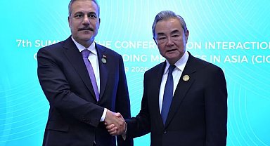 Wang Yi, Bakü’de Hakan Fidan ile görüştü