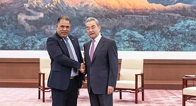 Wang Yi, Pasifik ada ülkelerinin ortak heyetiyle bir araya geldi