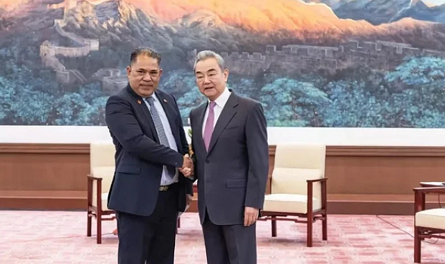 Wang Yi, Pasifik ada ülkelerinin ortak heyetiyle bir araya geldi