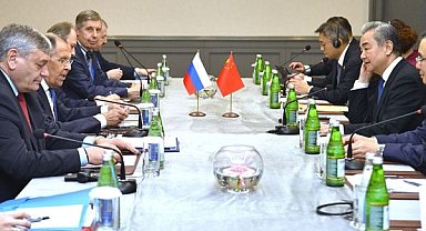 Wang Yi ve Lavrov Bakü'de bir araya geldi