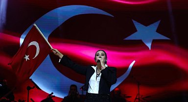 Yenimahalle'de Cumhuriyet Bayramı kutlamaları Funda Arar konseriyle sona erdi