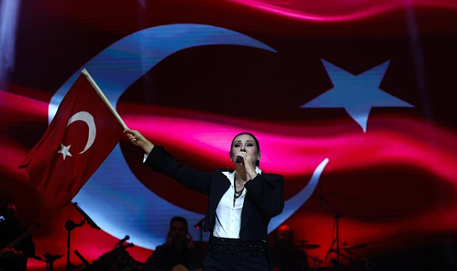 Yenimahalle'de Cumhuriyet Bayramı kutlamaları Funda Arar konseriyle sona erdi