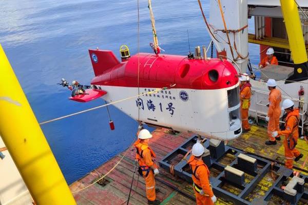Çin, 6 bin metrelik ilk derin deniz keşif robotunu teslim etti