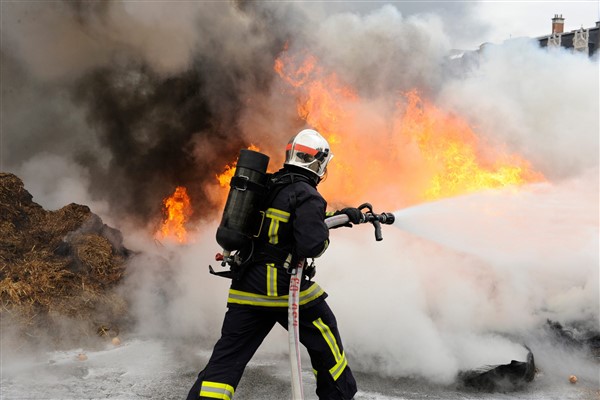 Yangında maruz kalınan duman ve kimyasallar itfaiyecileri tehdit ediyor