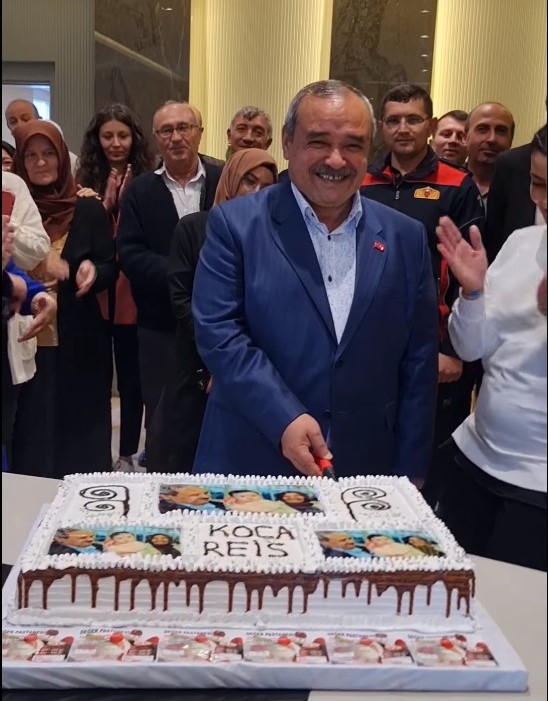 Belediye Personelinden Başkan, Şahin’e Doğum Günü Sürprizi