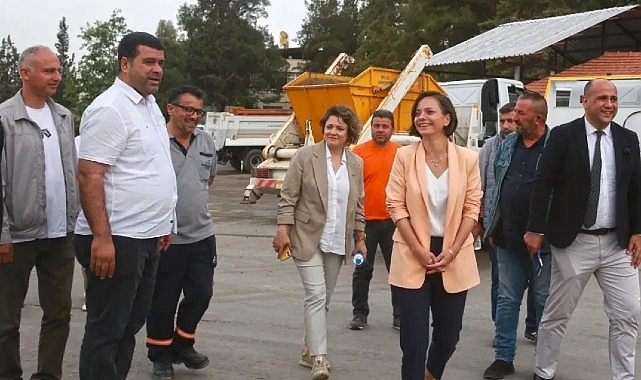 Karabağlar Belediye Başkanı Helil Kınay, güne Fen İşleri Şantiyesi'nde emekçilerle bir araya gelerek başladı